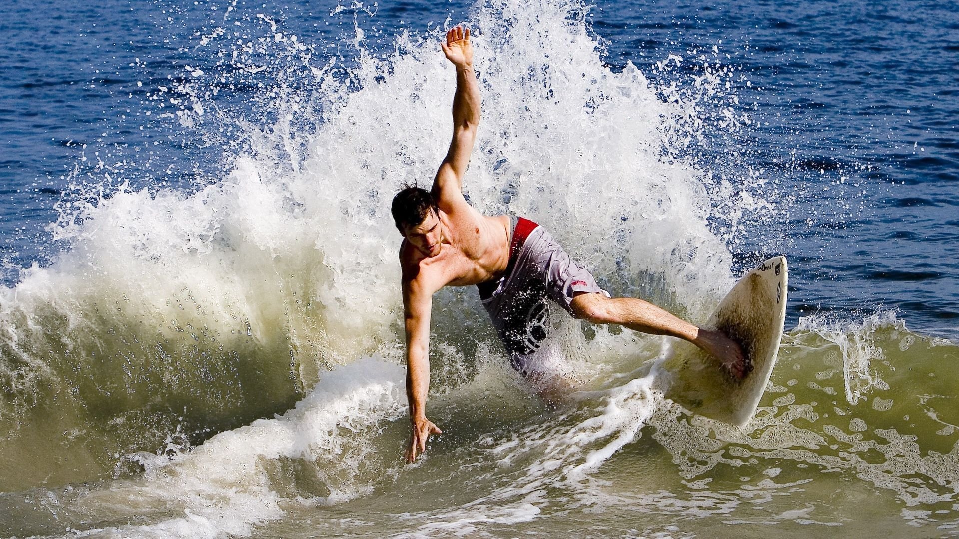 九游游戏中心官网-乔纳·隆戈的硬实力与无畏精神，塑造了全黑队的传奇，乔纳豪尔金个人资料